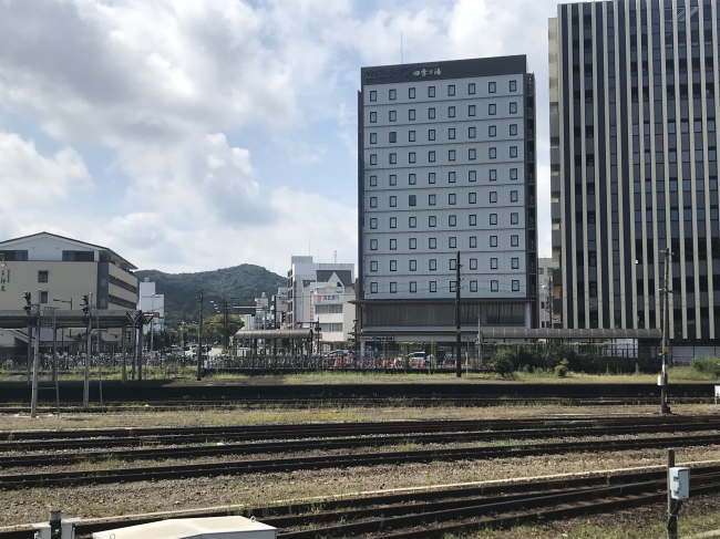 近鉄の伊勢市駅から見た三交イン伊勢市駅前