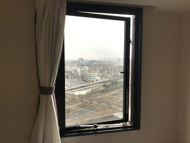 三交イン伊勢市駅前の窓の開き具合