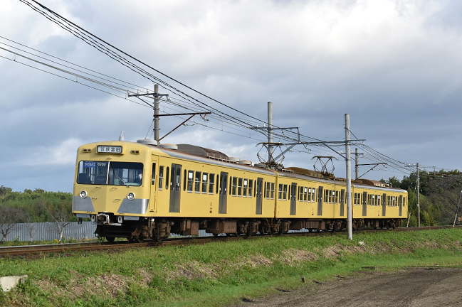 保々駅から北勢中央公園駅方面に約400ｍのカーブで801系旧西武色レモンイエロー復刻車を撮影