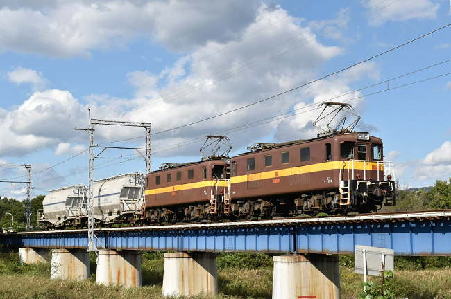 ED45重連が牽引する白ホキ（炭酸カルシュウム・フライアッシュ輸送）