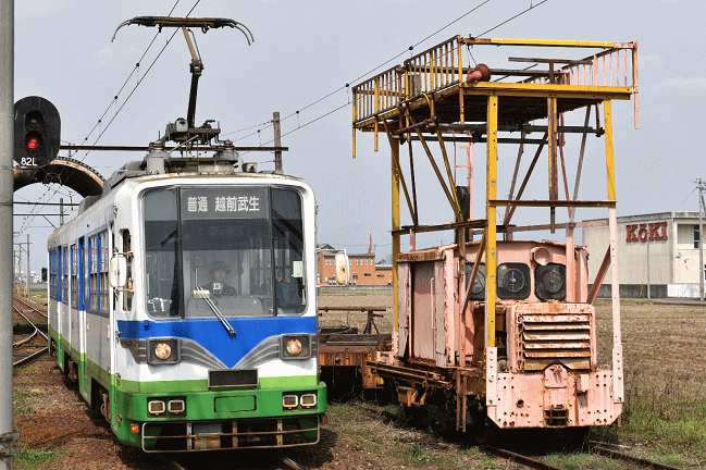 浅水駅に到着する越前武生行