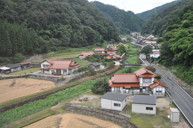 宇津井駅高架線上からの車窓風景