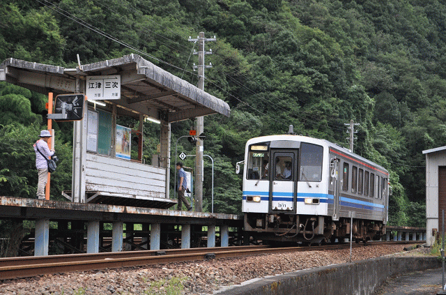 口羽駅停車中の三次行の三江線気動車