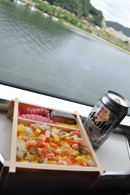 三江線を眺めながらの駅弁