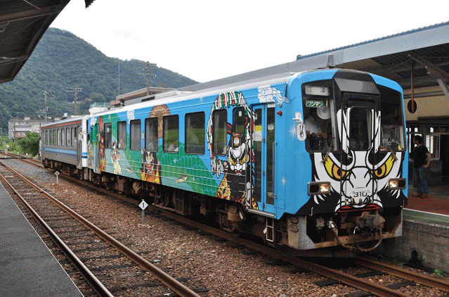 石見川本駅に停車中の426D江津行、三江線神楽ラッピング車両