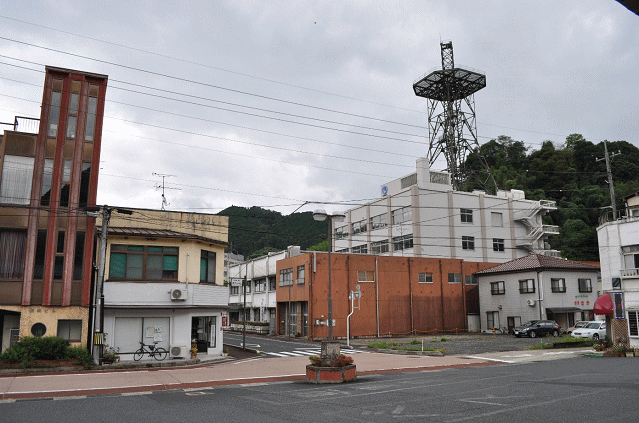 石見川本駅の駅前の様子