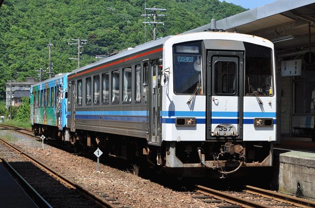 石見川本駅発の江津行きキハ120