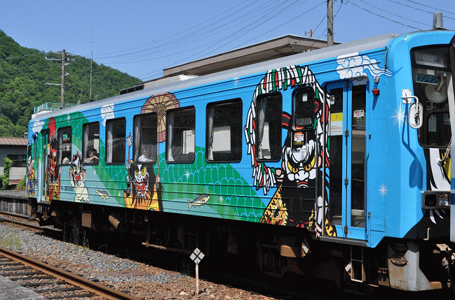 神楽ラッピング車両キハ１２０－３１０