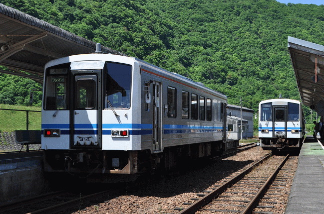 キハ120（石見川本駅にて）