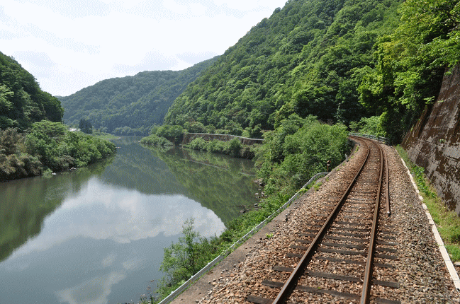 江の川に沿う三江線