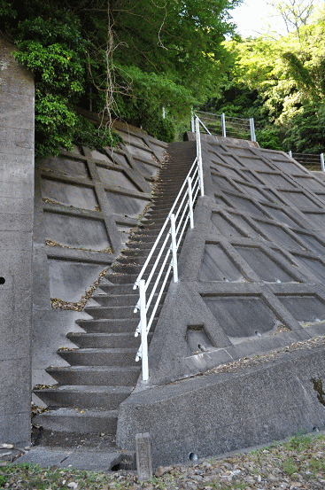 江津本町の撮影地である擁壁の上