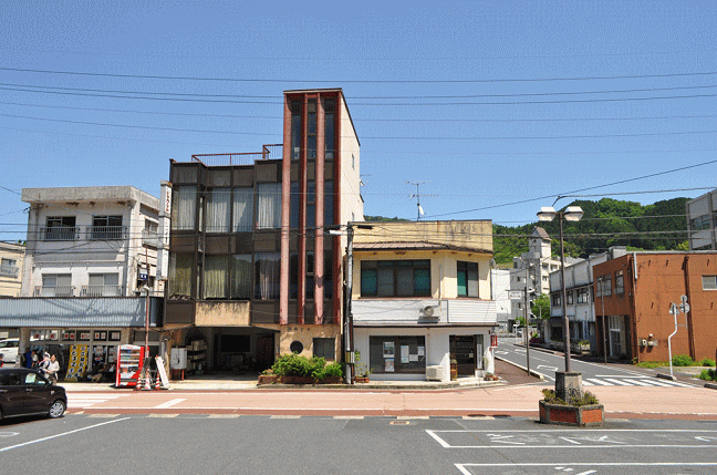 石見川本駅の駅前の様子