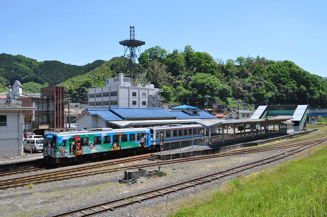 石見川本駅の構内で休止するキハ120