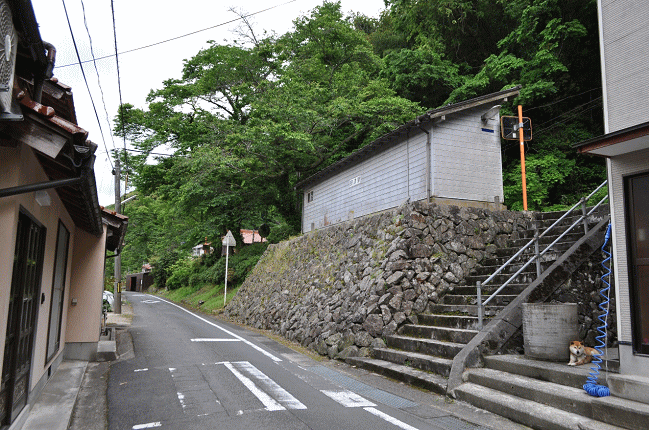 田津駅の駅待合室と集落