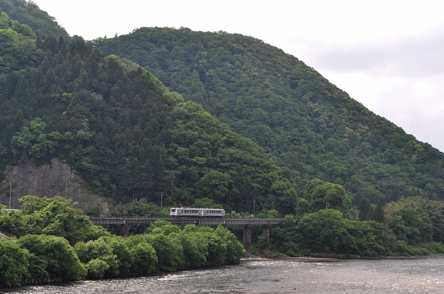 川戸駅に到着する三次行４２９Ｄ列車