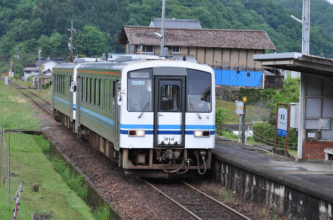 粟屋駅に停車する三江線