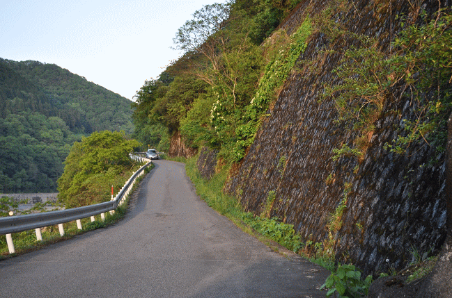 長谷駅への県道