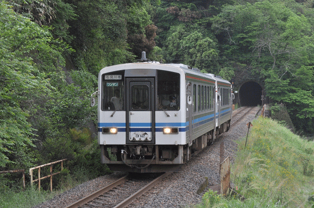 伊賀和志駅に到着する４２４Ｄ石見川本行