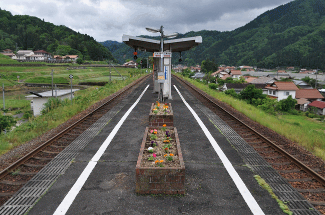 石見都賀駅のホーム