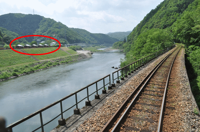 三江線から見た江の川カヌー公園さくぎのコテージ