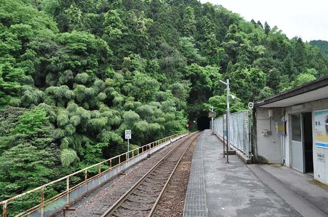 宇都井駅ホームから石見都賀駅側を撮影