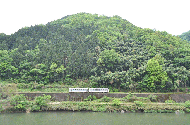 江の川カヌー公園さくぎから見たキハ120形