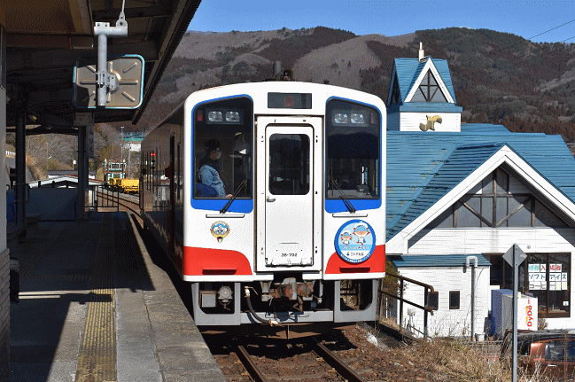 三陸駅で停車中の南リアス線の列車