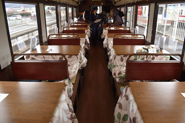 こたつ列車の車内