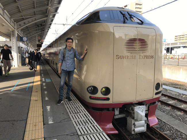 サンライズ瀬戸号の前で記念写真(高松駅)