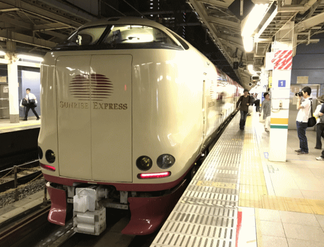 東京駅に9時35分に入線したサンライズ瀬戸号