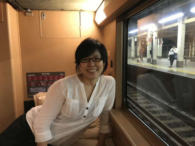 シングルツインの室内でくつろぐ