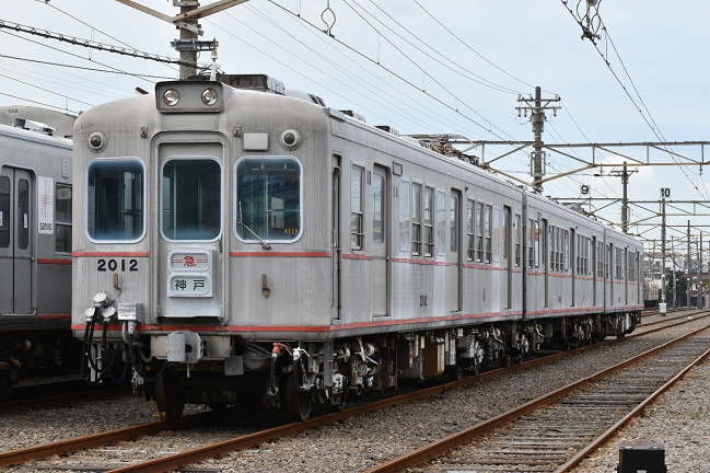 2000系唯一のアルミ車体