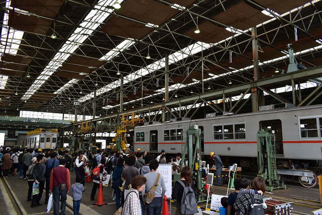 クレーンによる車体の吊り上げ実演