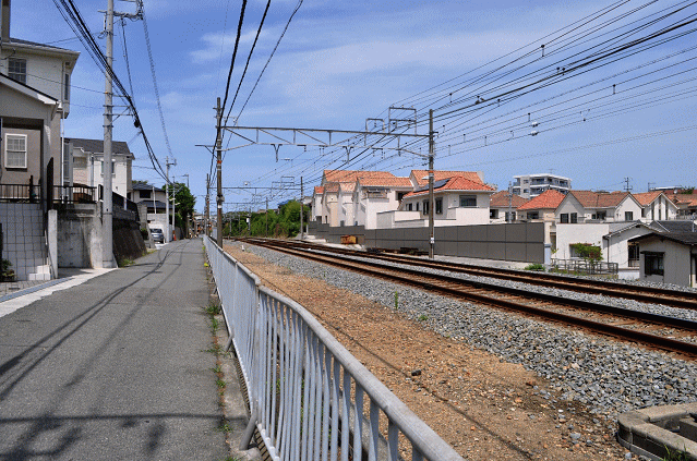 霞ヶ丘駅の舞子公園駅寄りの線路脇の撮影地