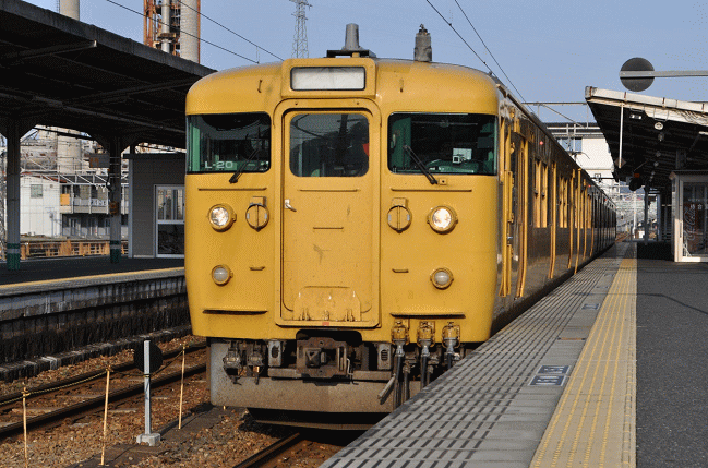 山陽本線糸崎駅停車中の鈍行列車