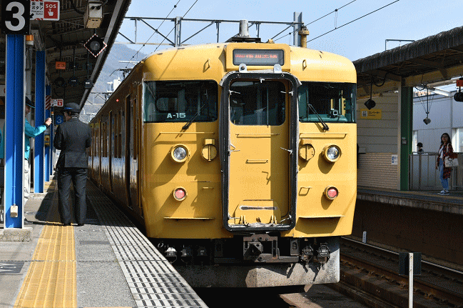 三原駅停車中の１１５系Ａ－１５編成