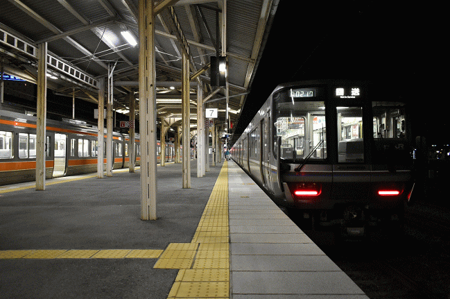 夜の米原駅