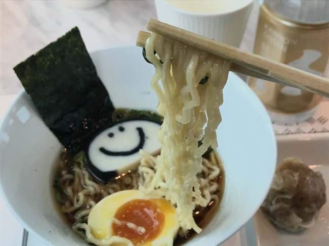 サフィール踊り子のカフェテリアのラーメン