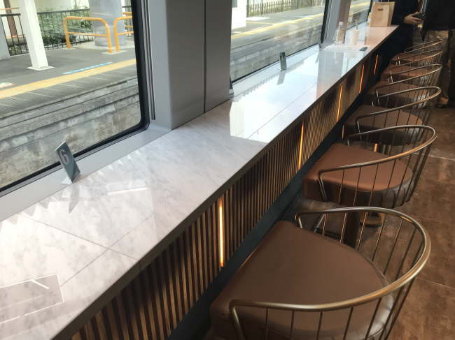 サフィール踊り子のカフェテリアの一人用座席