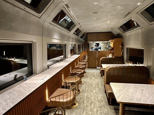 閑散としているサフィール踊り子のカフェテリア