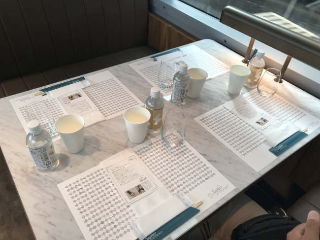 サフィール踊り子のカフェテリアの座席