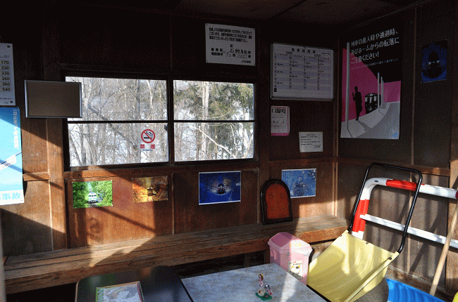 豊ヶ岡駅の待合室の内部