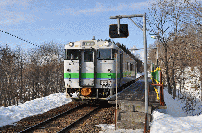 キハ40-1818が豊ヶ岡駅に到着