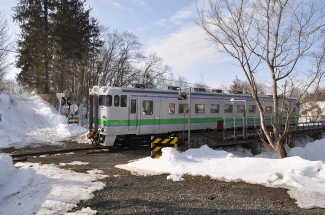 キハ40-1818が豊ヶ岡駅を発車