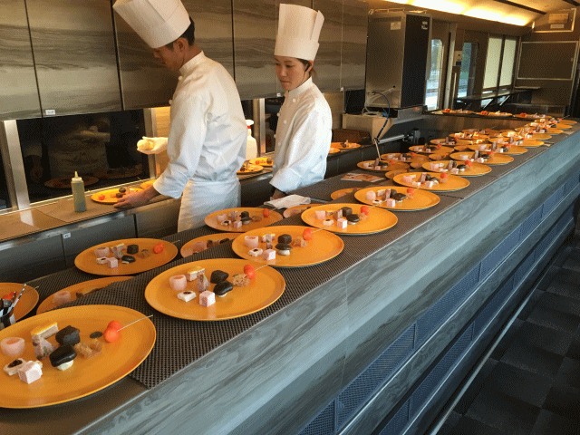 旅するレストラン52席の至福の厨房の様子