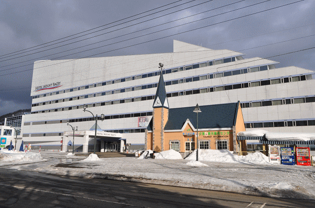 ホテルマウントレースイと石勝線の夕張駅舎