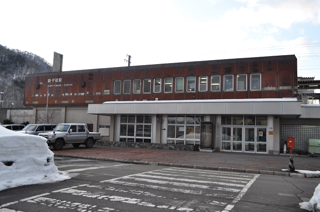 石勝線・新夕張駅の駅舎の外観