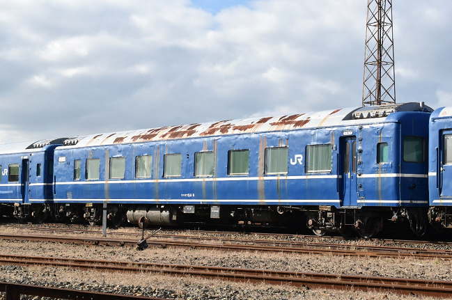 秋田港駅構内のブルートレイン24系客車