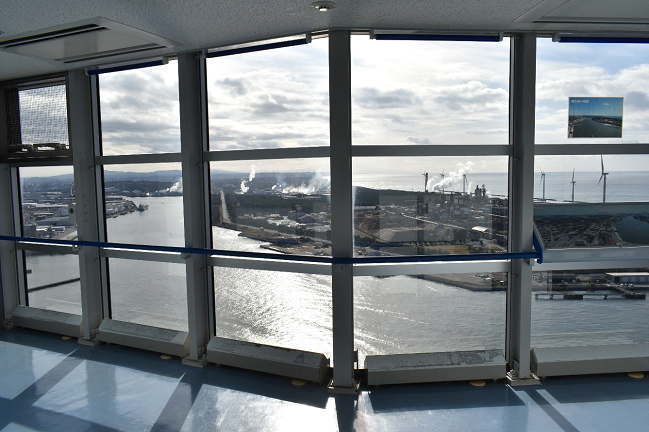 強化ガラスで囲われた高さ100ｍの展望室