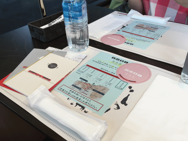 既にテーブルに食事を提供する準備が完了している